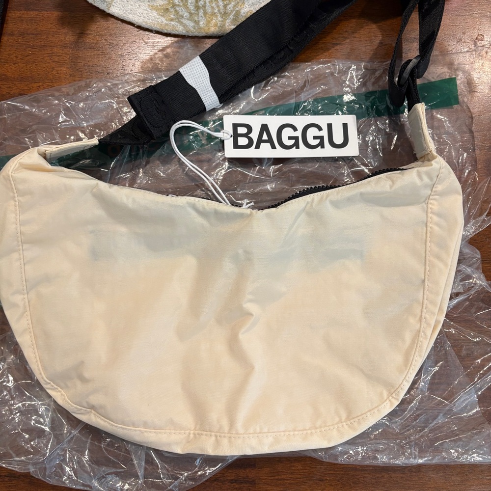 BAGGU Medium Crescent Crossbody in Ivory